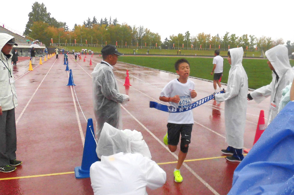 6年男子は須藤くんが10分21秒で初優勝。