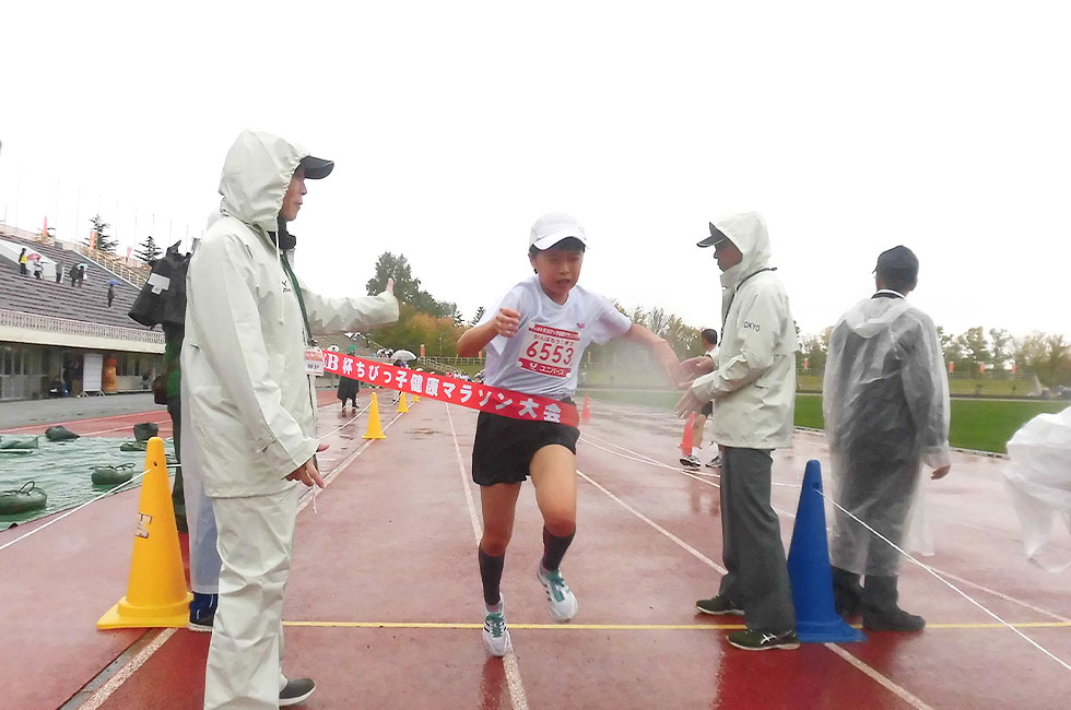 6年女子は大澤さんが10分47秒の好記録で優勝。