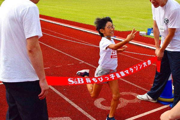 2年女子は須藤さんが5分56秒の好記録で連覇達成。