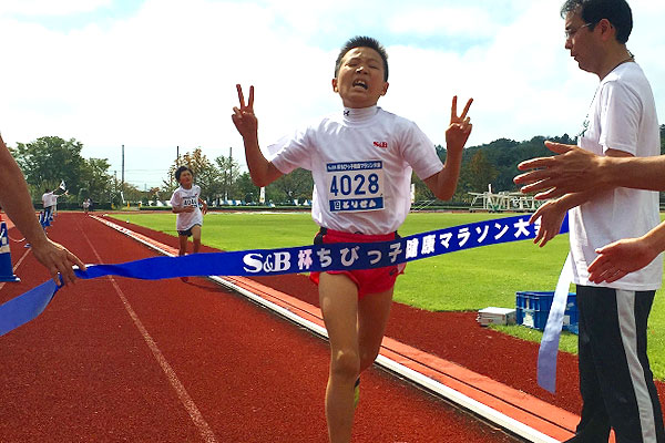 4年男子は塚田くんがジャスト7分の好記録で初優勝。