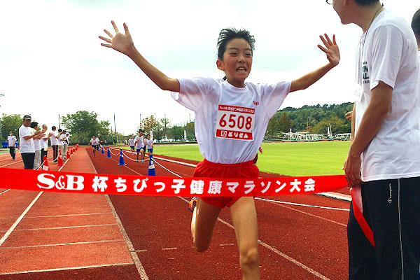 6年女子は山田さんが11分23秒で初優勝。