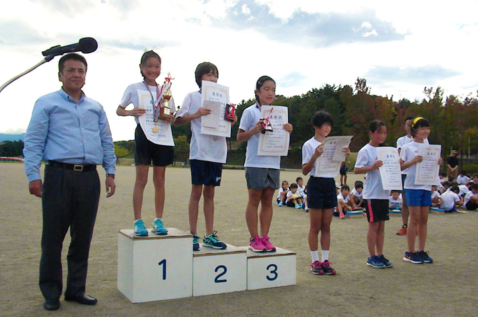 6年女子は蒲田さんが優勝。2位は小島さん、3位は丸山さんでした。