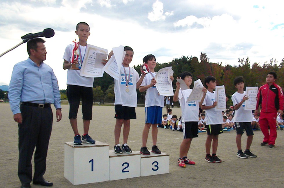 6年男子は澤井くんが後続を寄せ付けず優勝。2位は浦野くん、3位は中川くんでした。