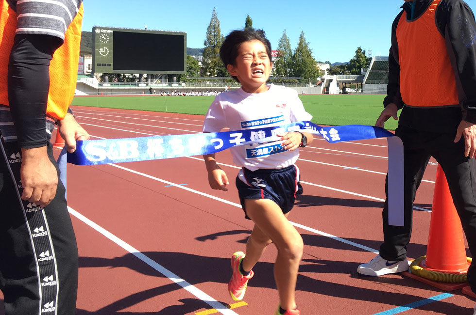 1年男子は尾日向くんが岡山大会新記録となる5分46秒で優勝。