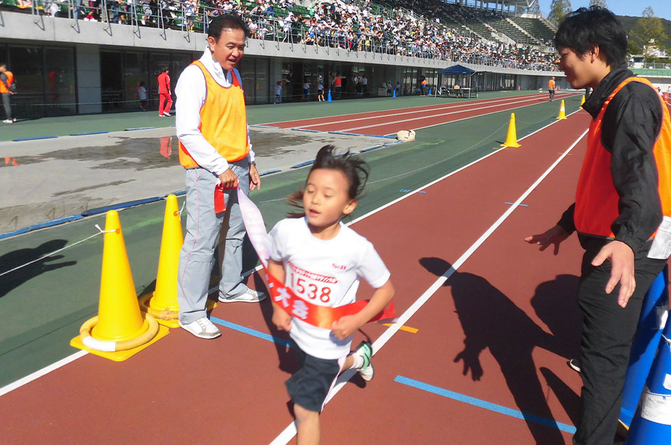 1年女子は宿野さんが6分59秒で優勝。