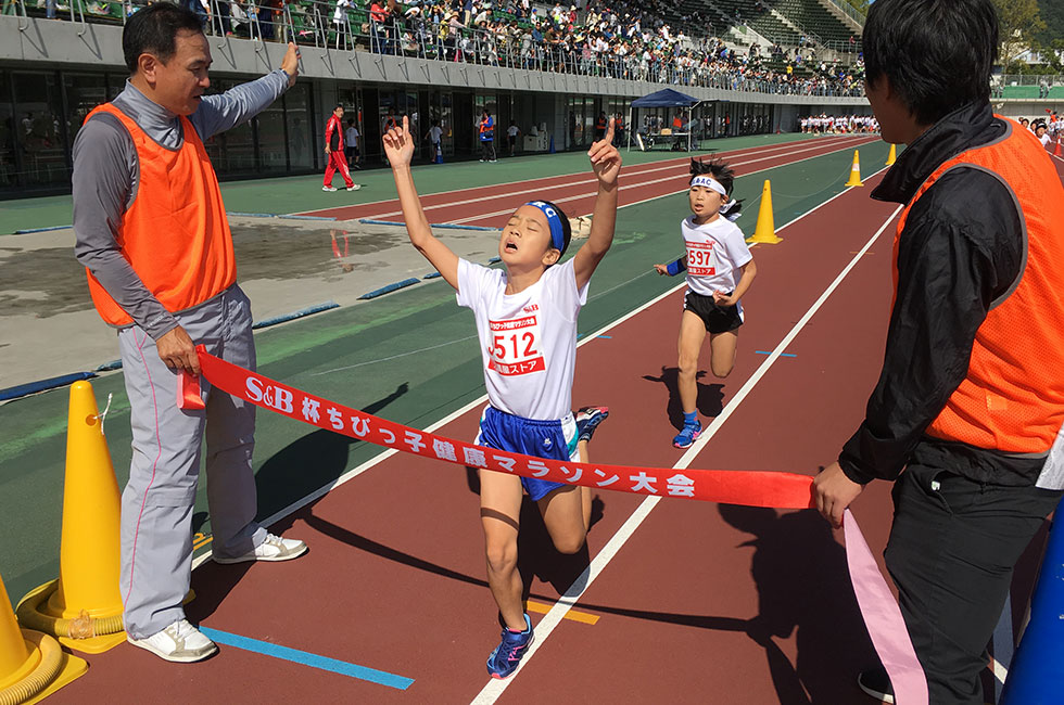 3年女子は伊藤さんが8分21秒で3連覇達成。