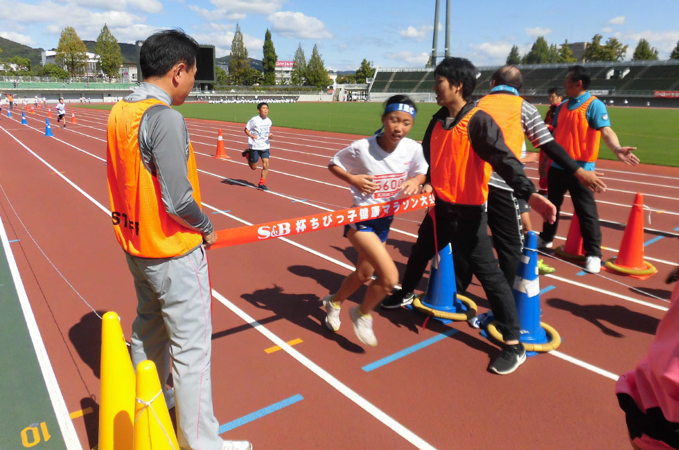 5年女子は三宅さんが12分11秒で連覇達成。