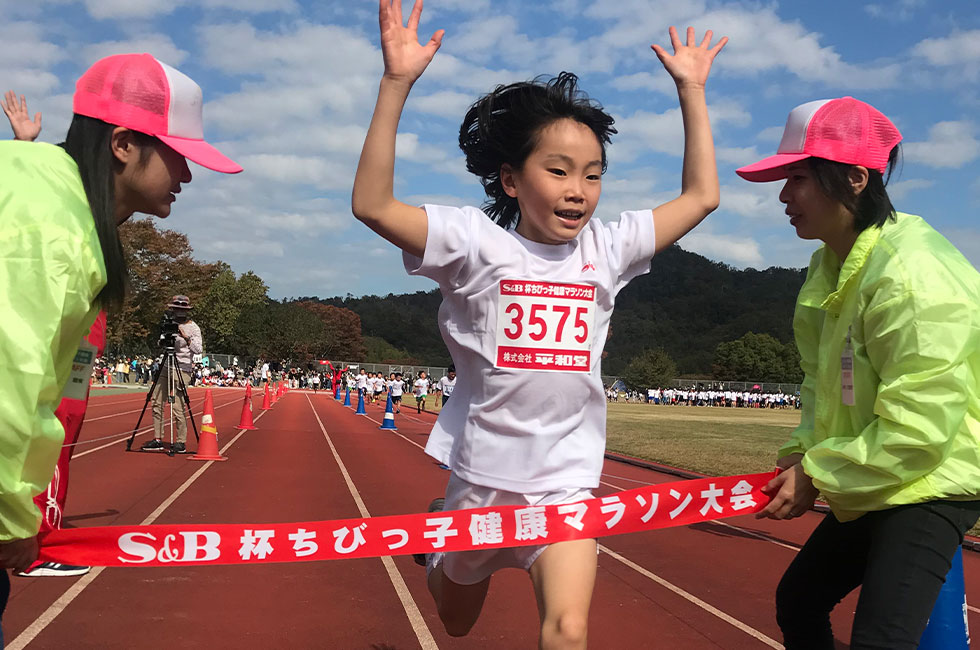 3年女子は杉藤さんが大会記録に迫るタイムで優勝。
