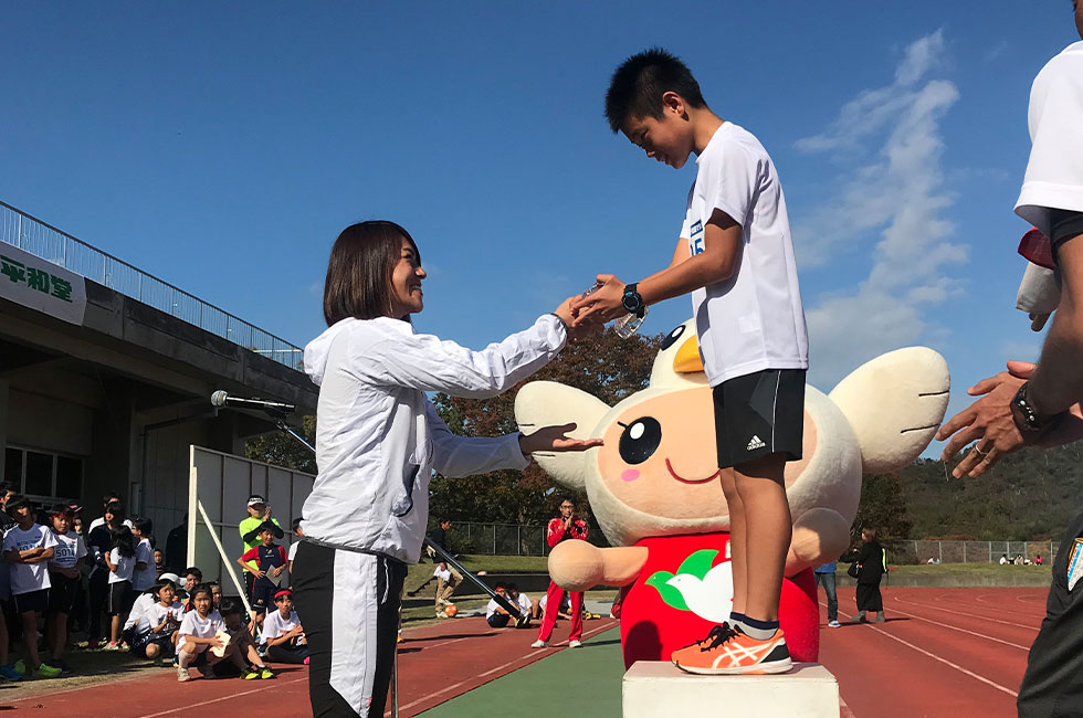 6年男子は山本くんが見事6連覇を達成。特別ゲストのプロラクロス山田選手から特別賞授与。