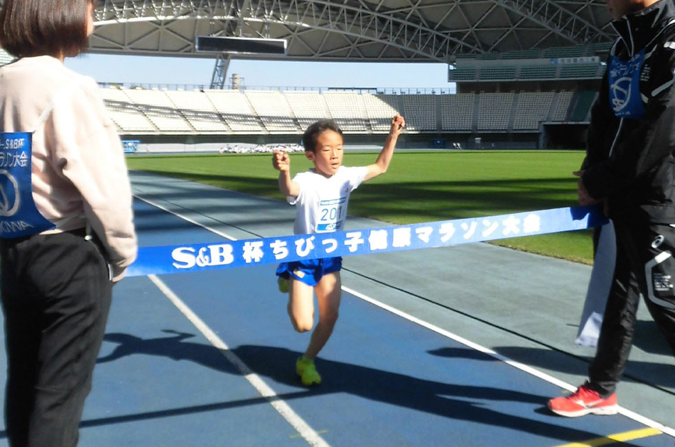 2年男子は伊藤くんが5分46秒の好記録で優勝。