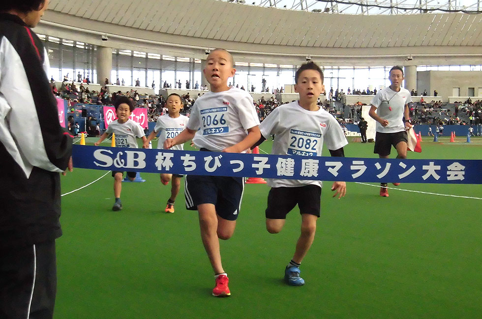 2年男子は渡邊くんが接戦を制し5分53秒で優勝。