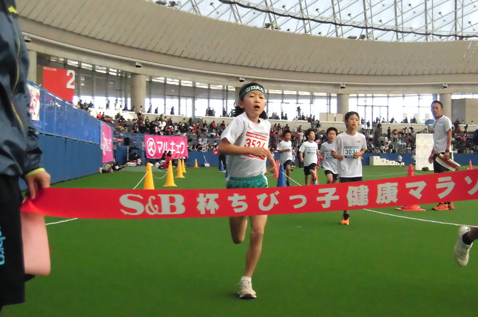 3年女子は岡本さんが8分3秒で初優勝。