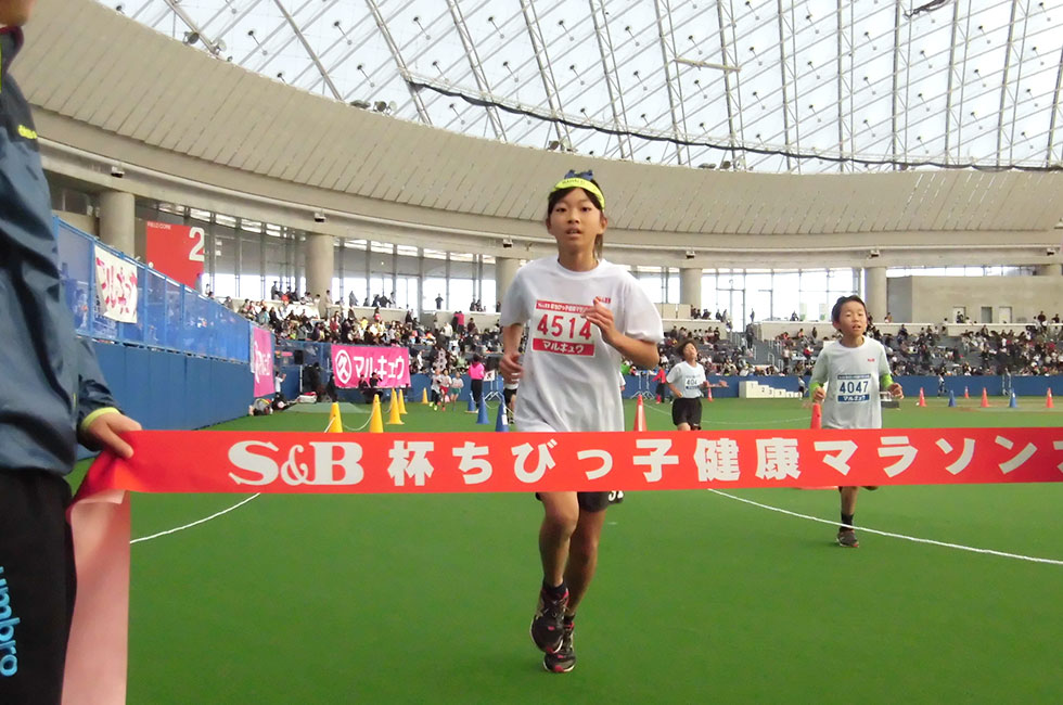 4年女子は赤間さんが7分40秒で初優勝。