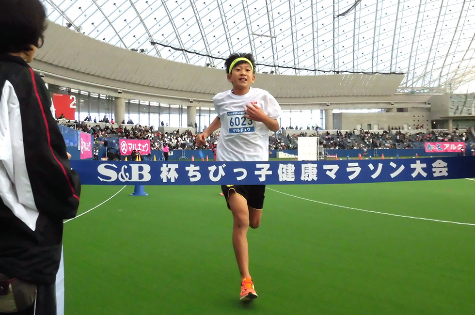 6年男子は赤間くんが10分21秒で2度目のV。