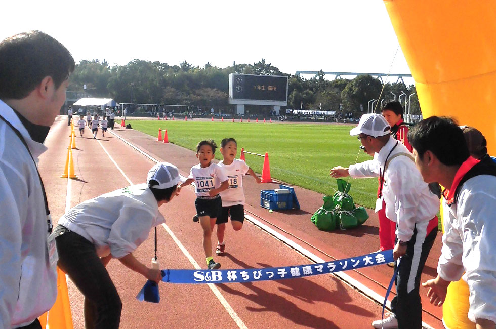 1年男子は鬼形くんが林くんとの接戦を制し5分54秒で優勝。