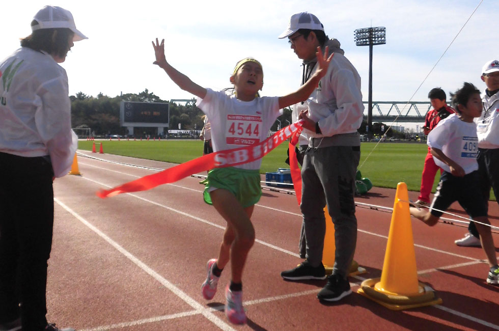 4年女子は加藤さんが7分17秒で連覇達成。