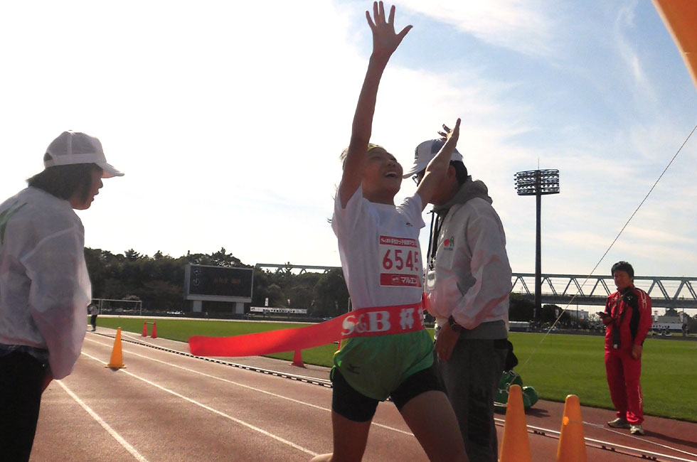 6年女子は鈴木さんが10分26秒の好記録で連覇達成。