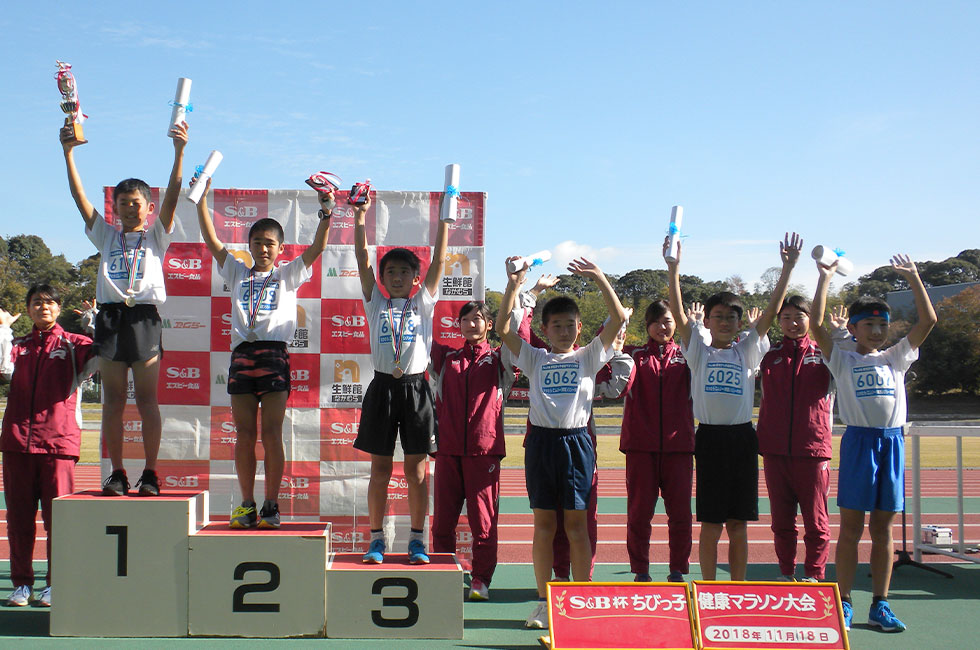 ６年男子は橋本くんが見事３連覇。２位は阪本くん、３位は高田くんでした。