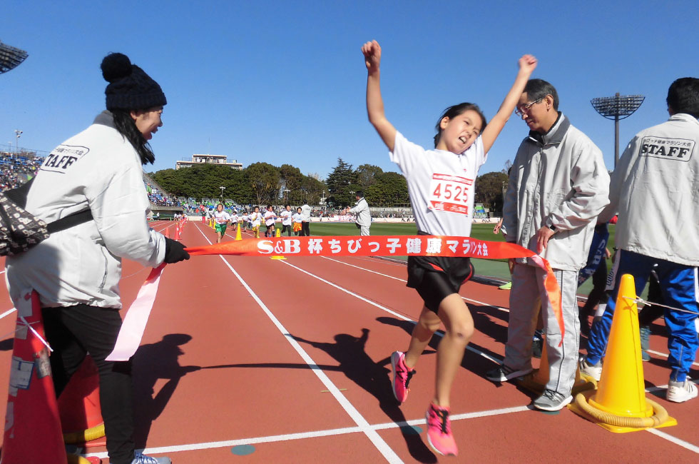 4年女子は井上さんが7分24秒の好記録で初優勝。