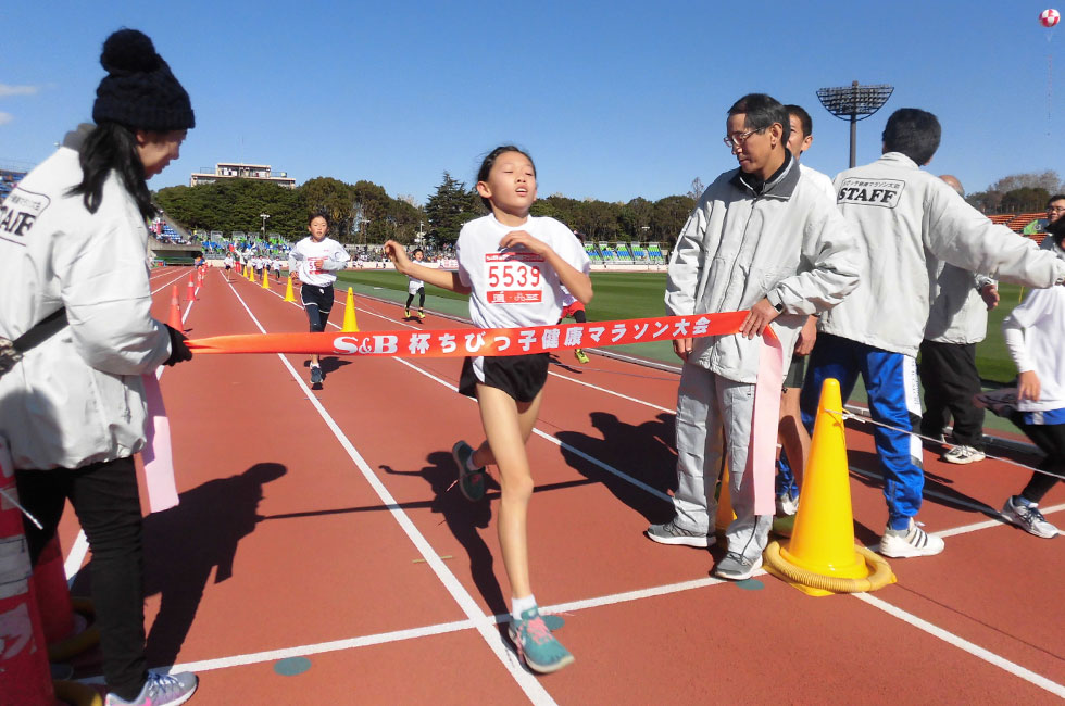 5年女子は海島さんが11分42秒で初優勝。