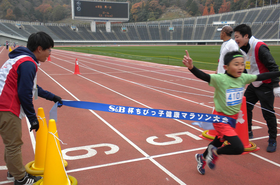 4年男子は曽根くんが広島大会歴代4位のタイムで連覇達成。