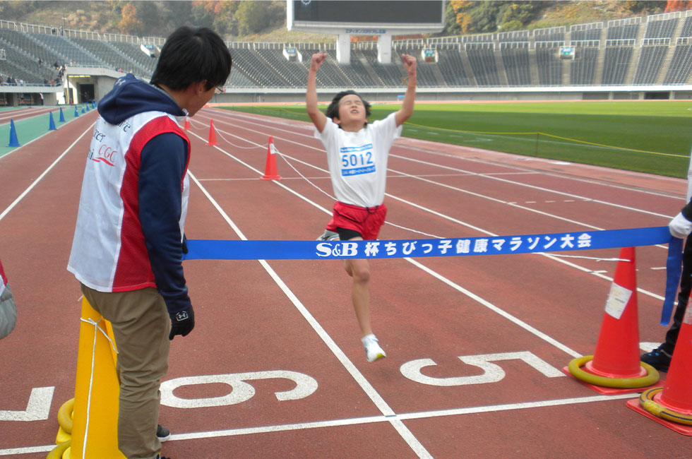 5年男子は末田くんが危なげない走りで連覇。