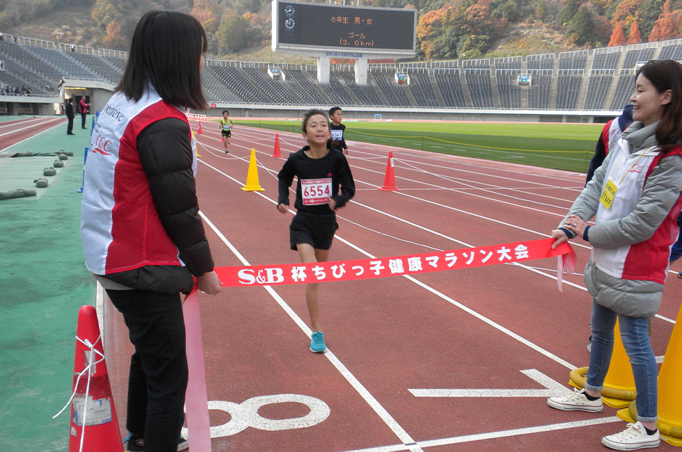 6年女子は岡藤さん最後の大会で初の栄冠。