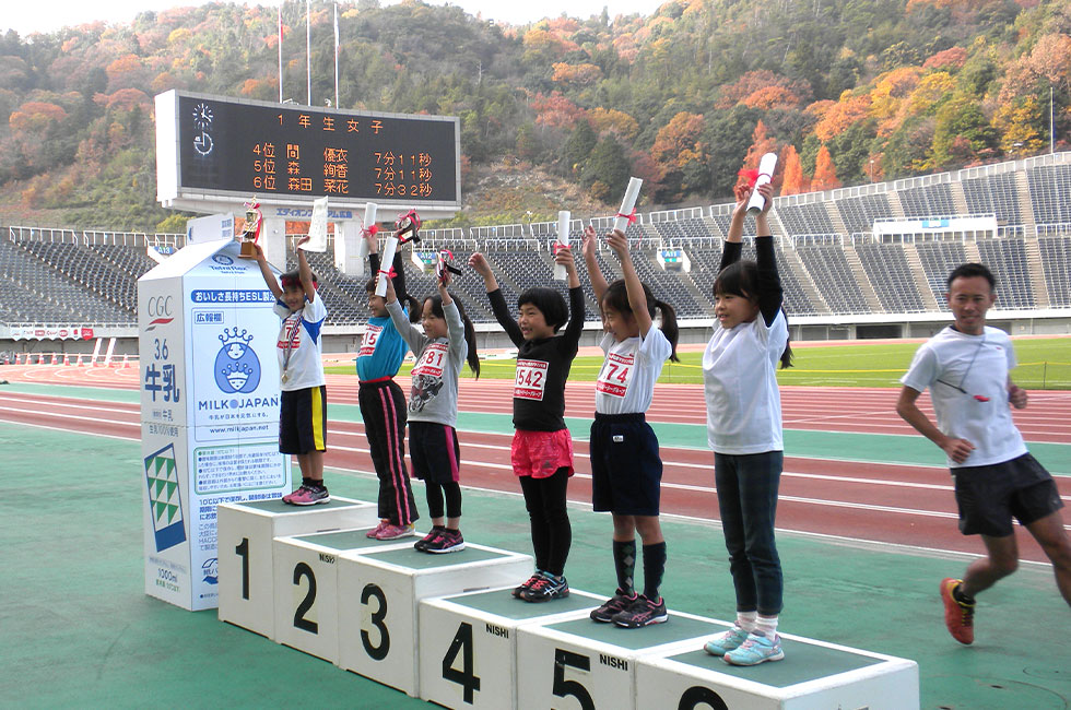 1年女子は優勝の内田さんが広島大会歴代5位の好記録。2位は春日さん、3位は岩村さんでした。