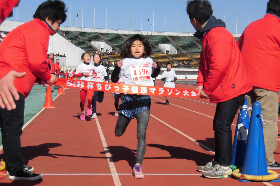4年女子は宮崎さんが8分10秒で優勝。