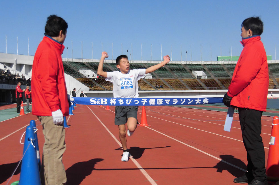 6年男子は濵口くんが10分28秒の好記録で4連覇。