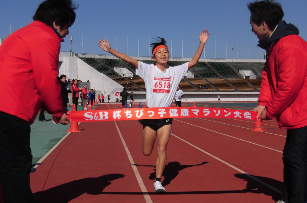 6年女子は久次米さんが11分21秒で3連覇。
