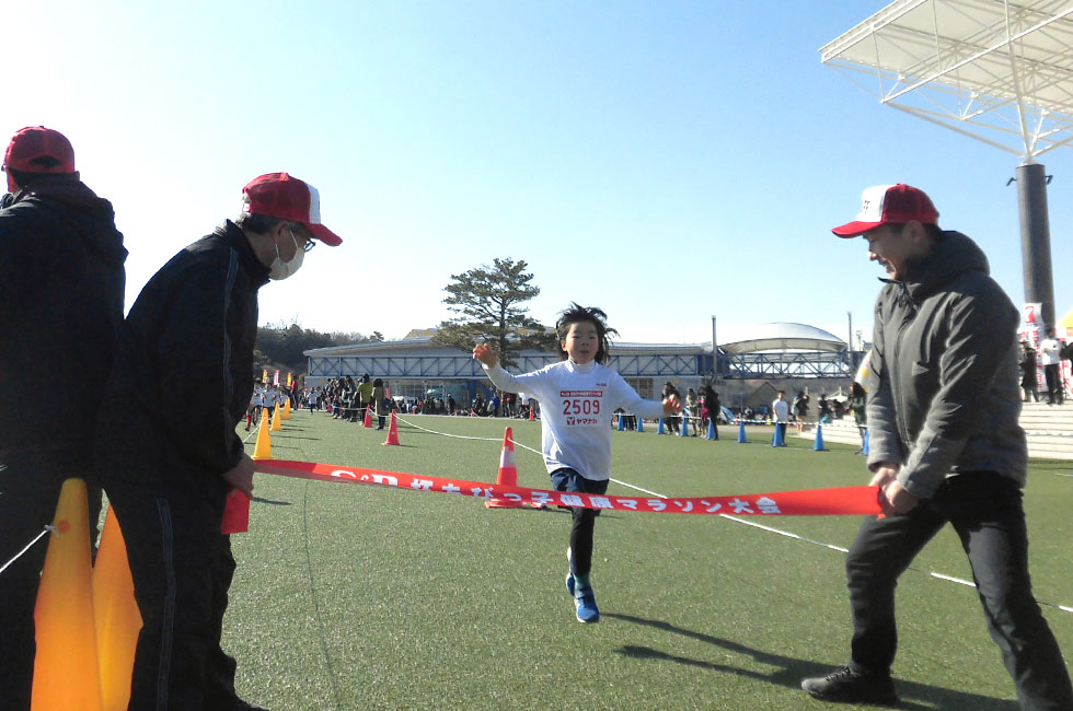 2年女子は岡さんが6分17秒で優勝。