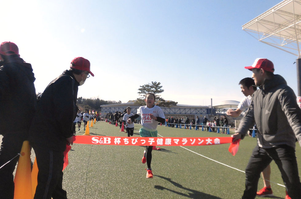 4年女子は植田さんが7分41秒で初優勝。