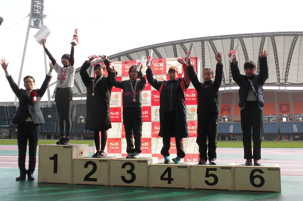 6年女子は本田さんが2度目の優勝。2位岩木さん、3位日置さんでした。