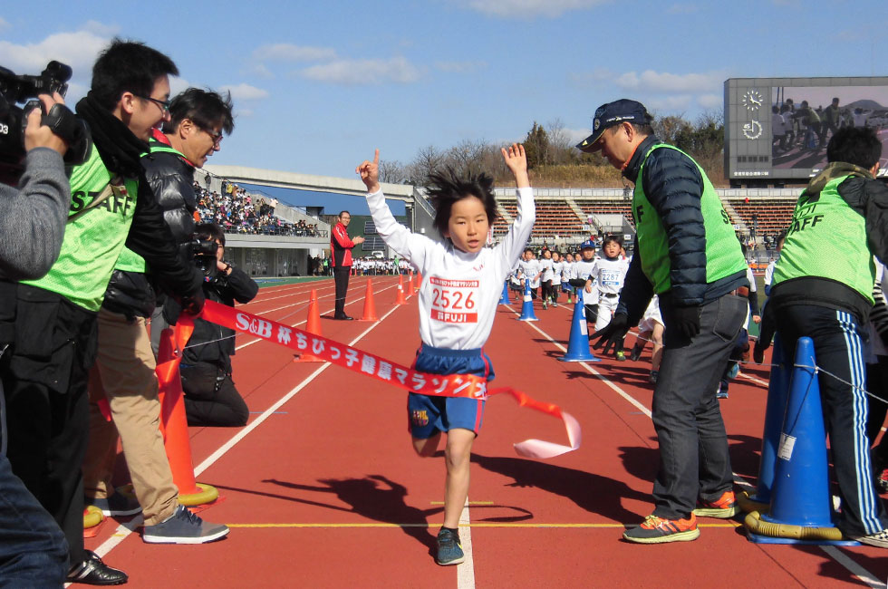 2年女子は大塚さんが6分20秒で連覇達成。