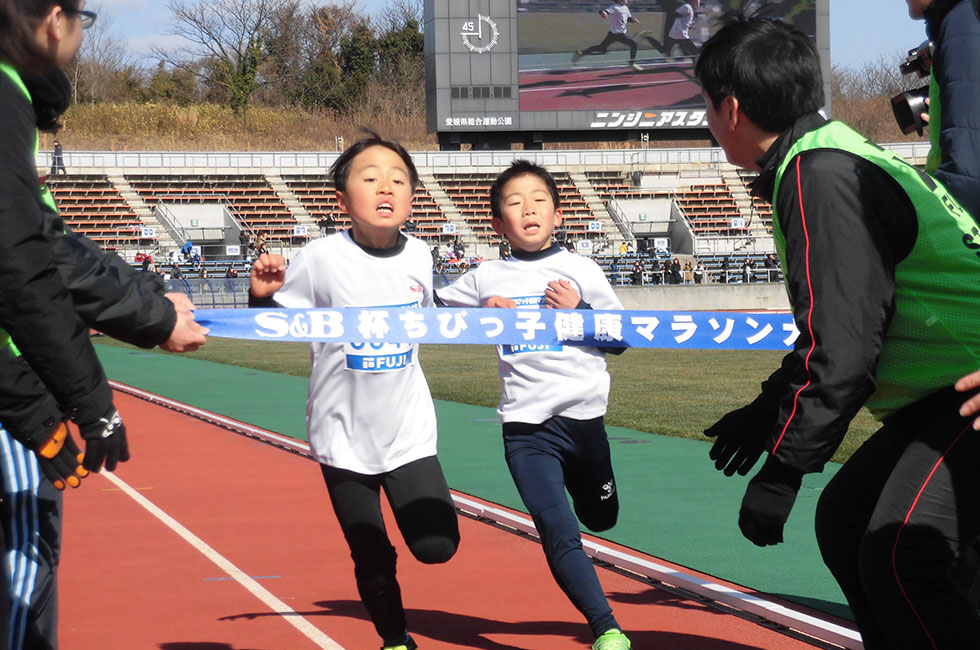 3年男子は尾﨑くん（左）が松本くんとの接戦を制し優勝。