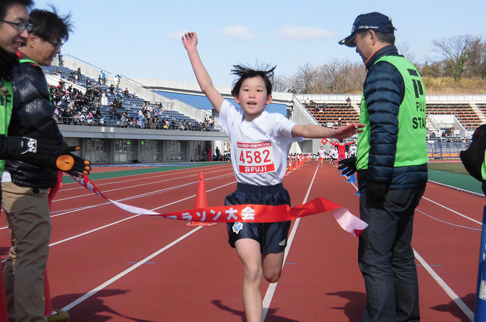 4年女子は高山さんが7分43秒で3連覇達成。