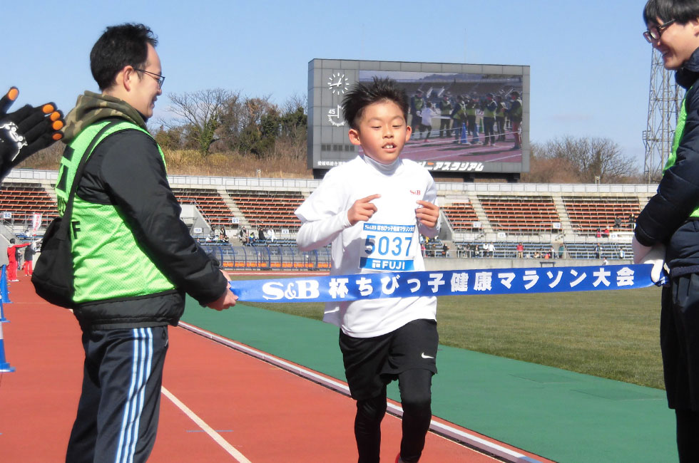 5年男子は叶本くんが10分37秒の好タイムで3連覇達成。