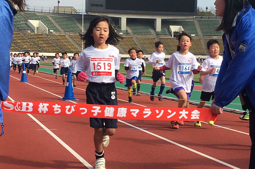 1年女子は関口さんが6分38秒の記録で優勝。