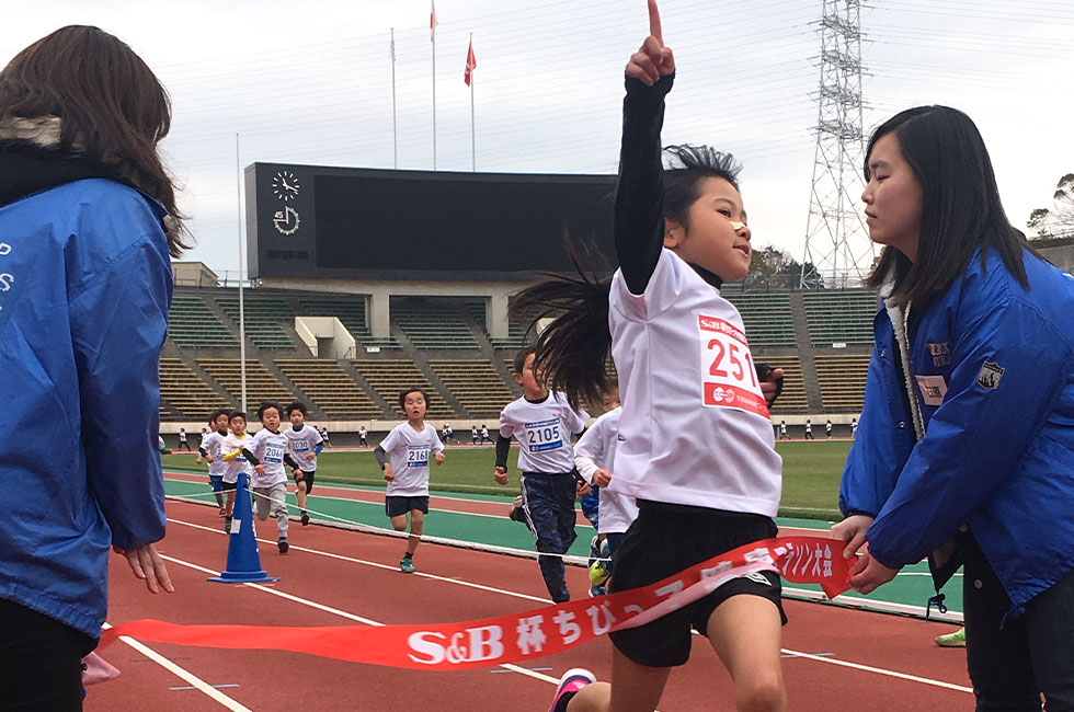 2年女子は久保田さんが5分58秒の記録で優勝。