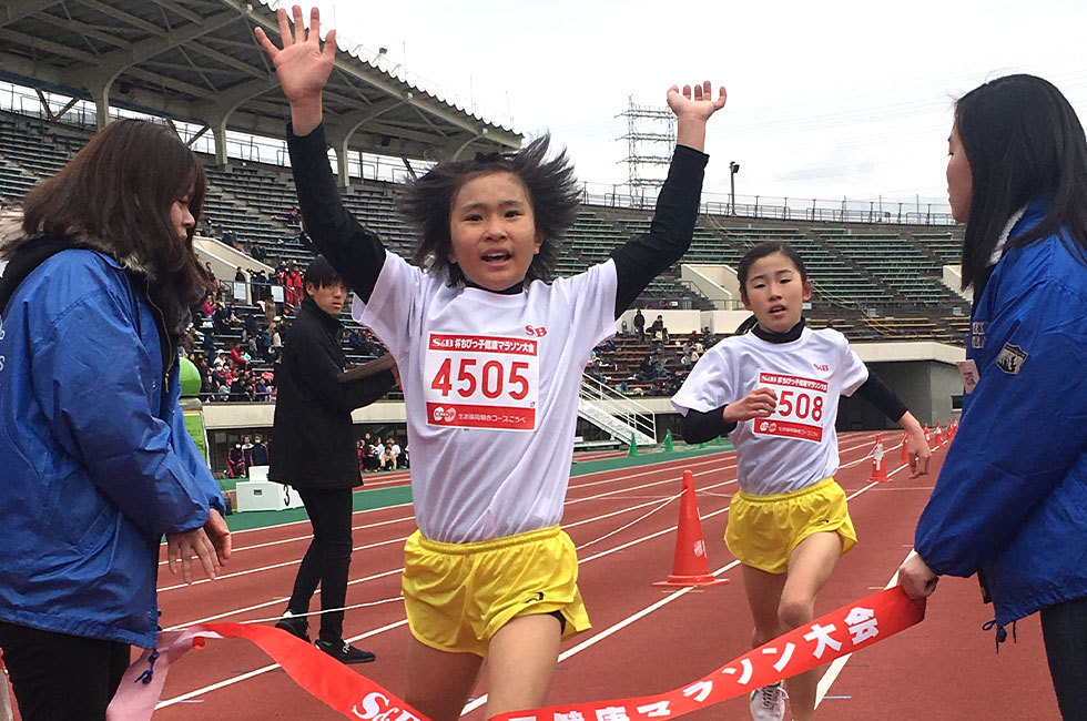 4年女子は稲岡さんが7分9秒の好記録で優勝。