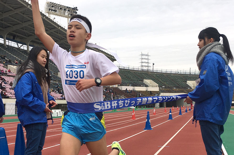 6年男子は田中くんが神戸大会新記録となる9分56秒で優勝。