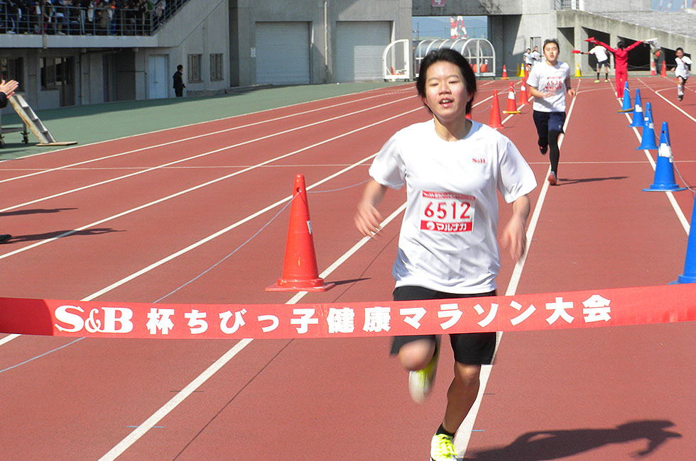 6年女子は好永さんが危なげない走りで４連覇。