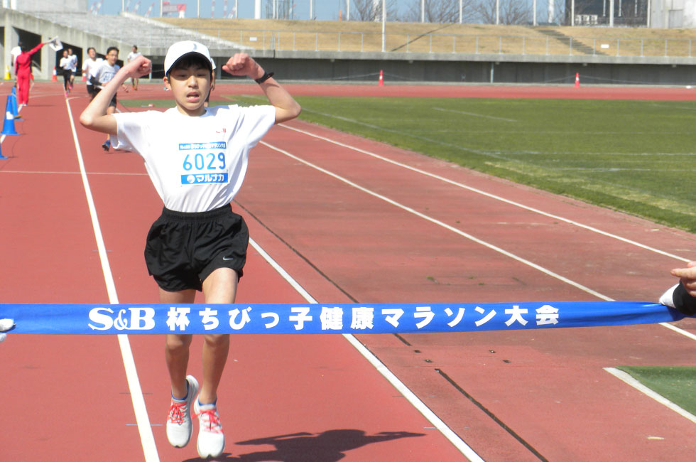 6年男子は角田くんがトップでゴールに飛び込んだ。