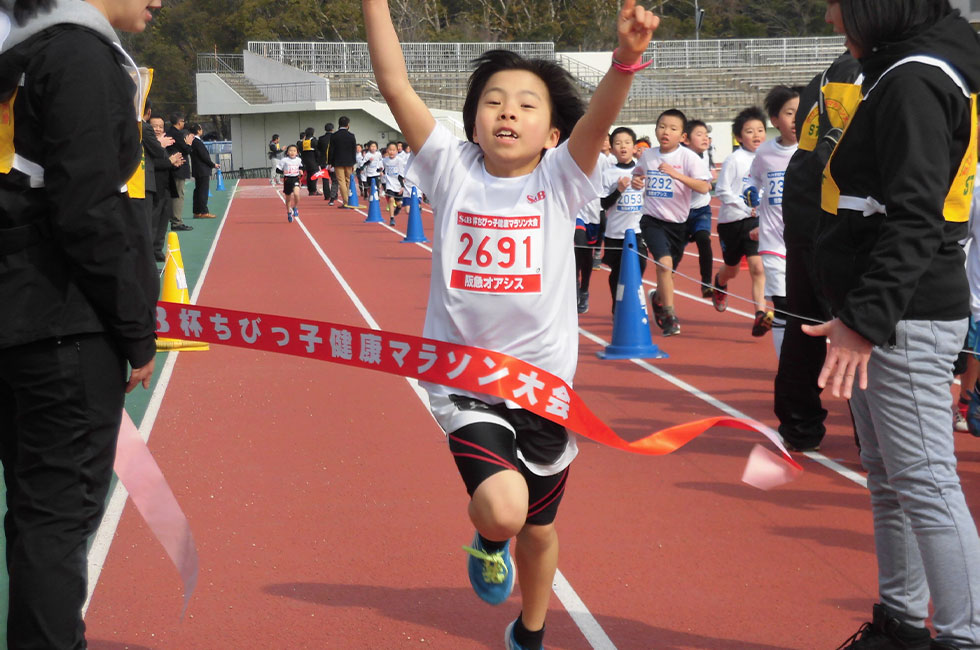 2年女子は岸本さんが5分44秒の好記録で優勝。