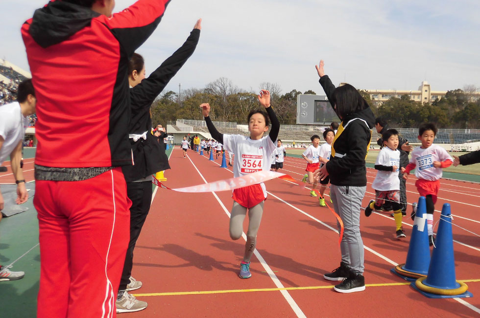 3年女子は久松さんが7分45秒で連覇達成。