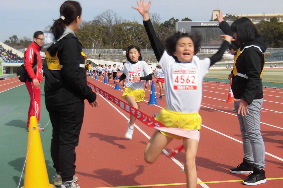 4年女子は稲岡さんが7分9秒で連覇達成。
