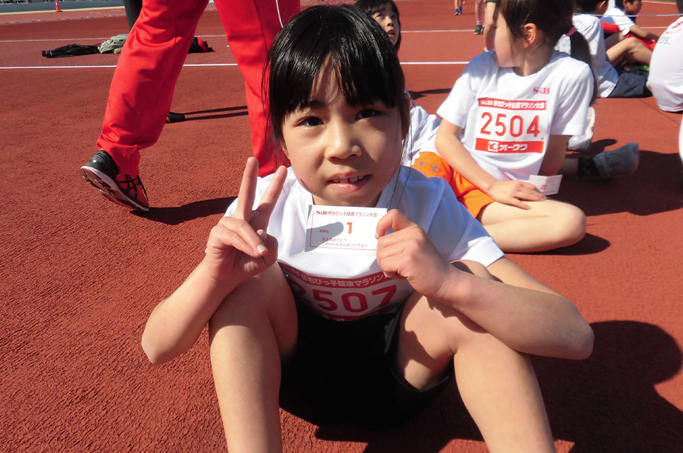 2年女子は岩井さんが6分9秒で連覇達成。