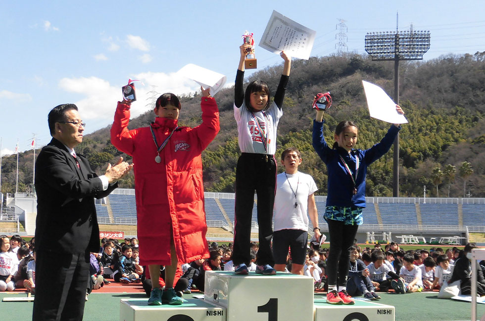 4年女子表彰。吉住さんが7分39秒で優勝。