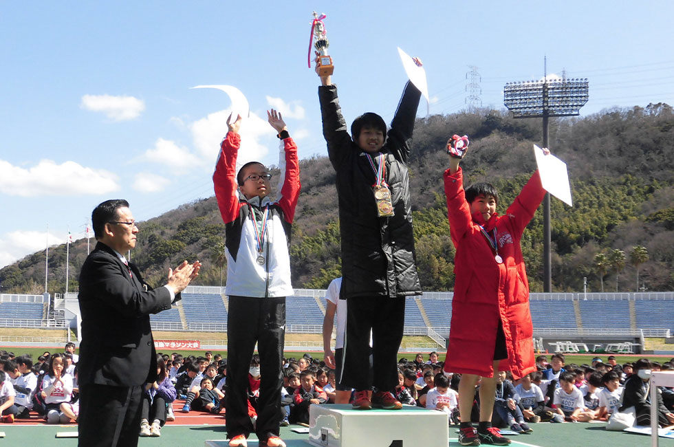 6年男子表彰。吉住くんが10分14秒で優勝。